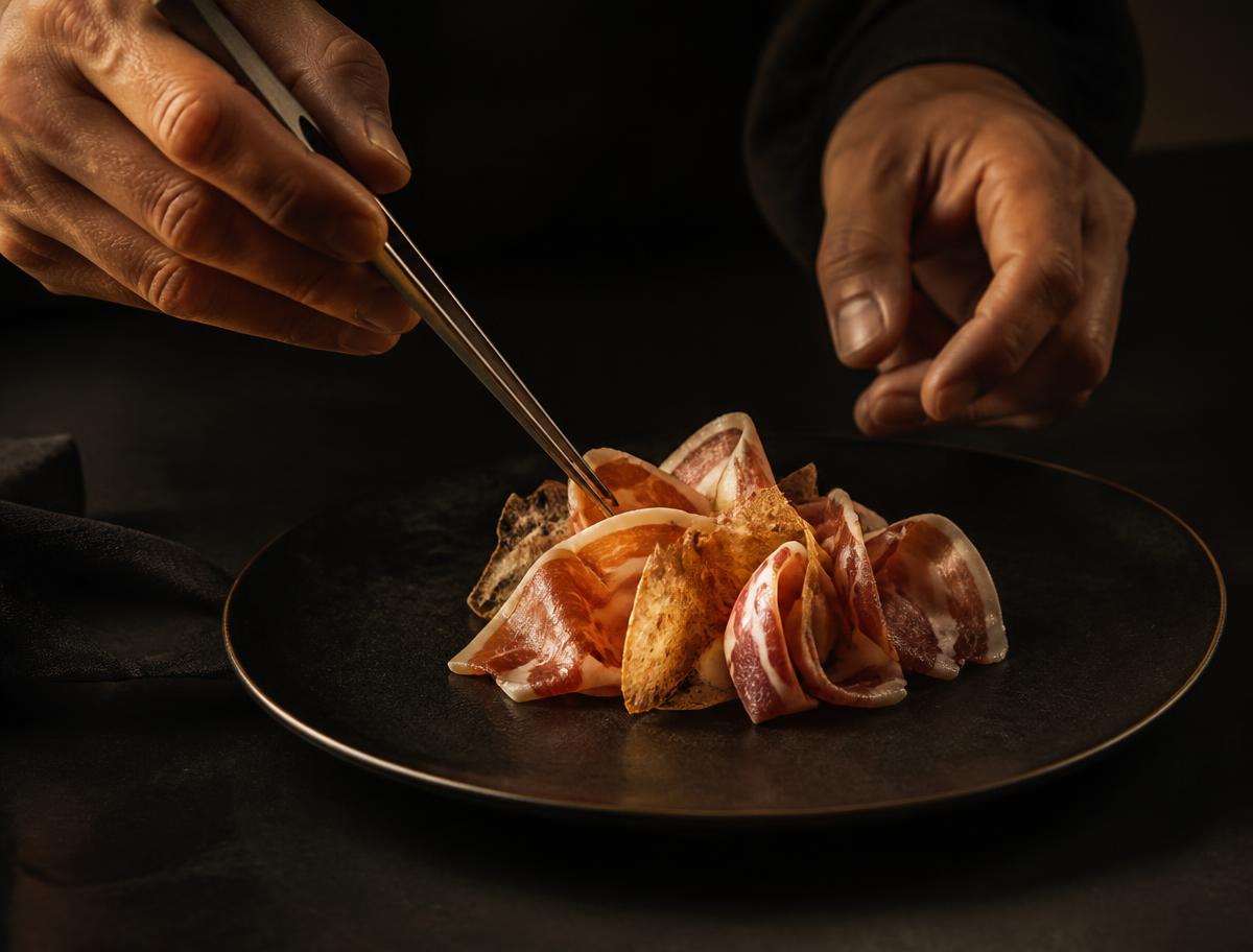 Dressage gastronomique contemporain de fines tranches de charcuterie